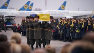 На коленях и со слезами на глазах: как прощаются с погибшими в авиакатастрофе МАУ (видео)