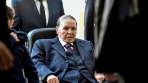 Президент Алжира после 20 лет правления подал в отставку