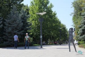 В сквере возле ОГА появились фигуры расстрелянных людей (фото)