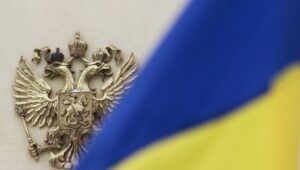 flag_ukrainy_na_fone_gerba_rossii_0