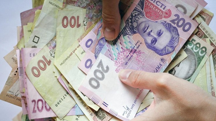 гривны в руках