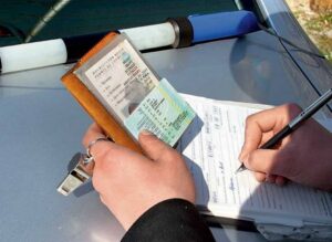 проверка документов на автомобиль, фото из открытых источников