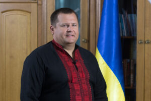 foto_mera_vozle_flaga