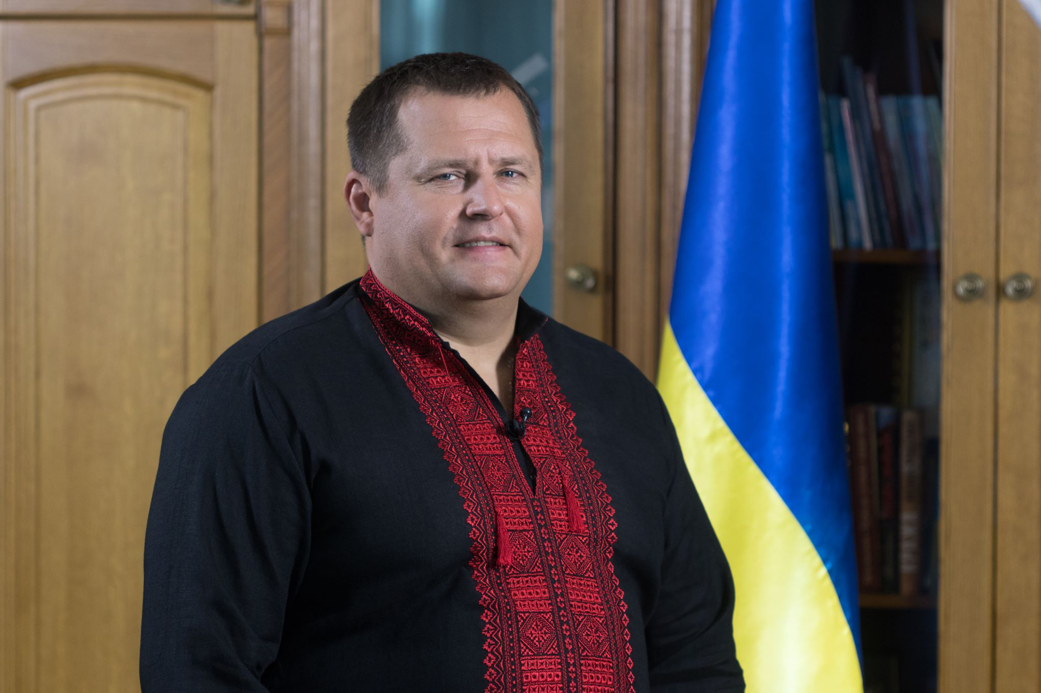 foto_mera_vozle_flaga