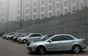 Автомобили возле Кабинета Министров Украины