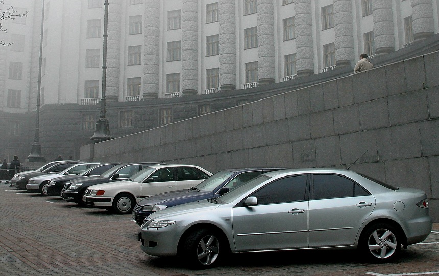 Автомобили возле Кабинета Министров Украины