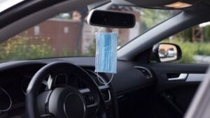 Почему маски нельзя вешать на зеркало заднего вида авто