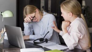 Учителя могут лишиться надбавок из-за удаленки