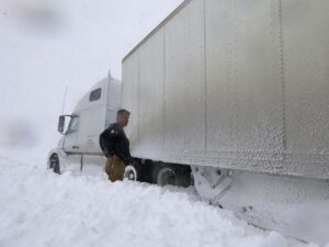фура застряла в сугробе, фото из открытых источников