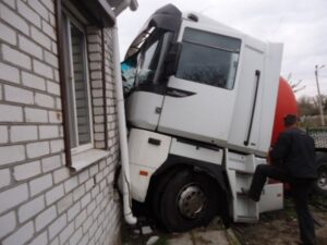 фура залетела в дом, фото из открытых источников