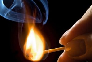 спичка в руках, фото из открытых истчоников