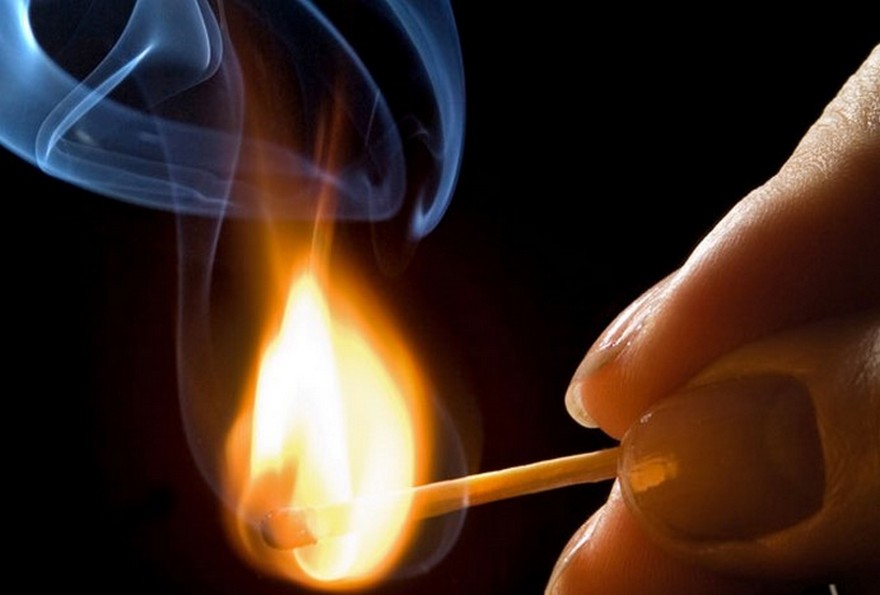 спичка в руках, фото из открытых истчоников