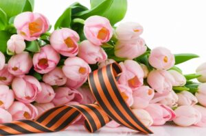 Тюльпаны и георгиевская лента