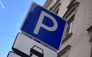 Днепряне хотят бесплатную парковку “под елками”