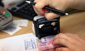 В Днепре главбух “нагрела” лицей на полмиллиона гривен