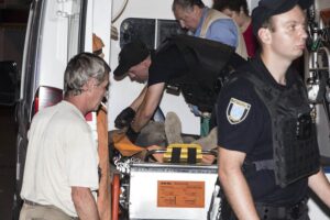 фото informator.dp.ua, мужчина порезал себе горло