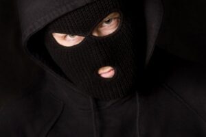 грабитель в маске, фото из открытых источников