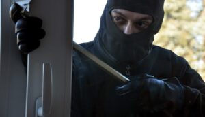 Под Днепром в офис фирмы ворвались вооруженные люди