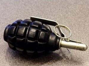 фото sq.com.ua, граната в руке