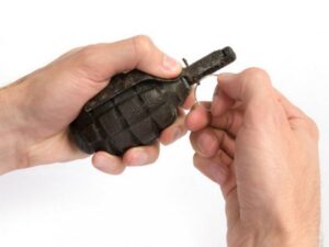 граната в руке, фото из открытых источников