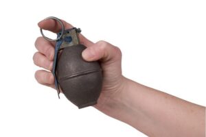 граната в руке, фото из открытых источников