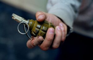 В Новомосковске мужчина угрожал взорвать себя гранатой
