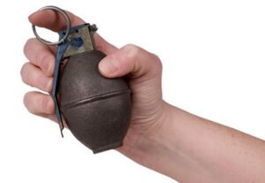 граната в руке, фото из открытых источников