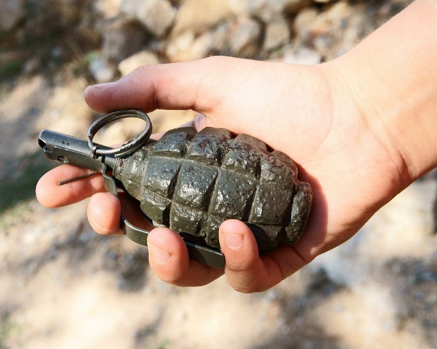 граната в руке, фото из открытых источников