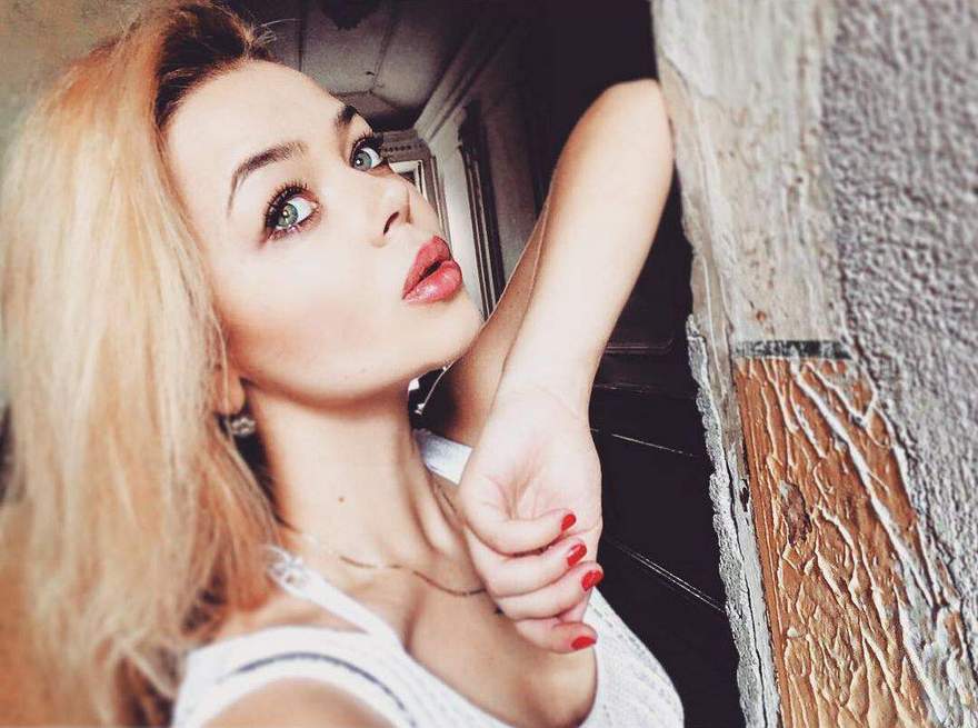 Алина Гросу в купальнике эффектно позировала на качелях