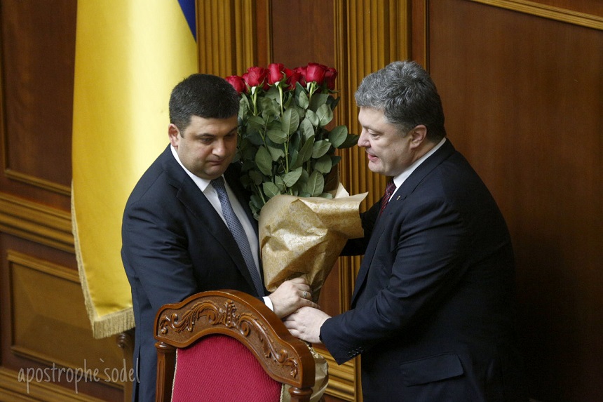 Петр Порошенко дарит цветы Владимиру Гройсману