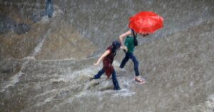 фото thetakeaway.org, девушки под дождем