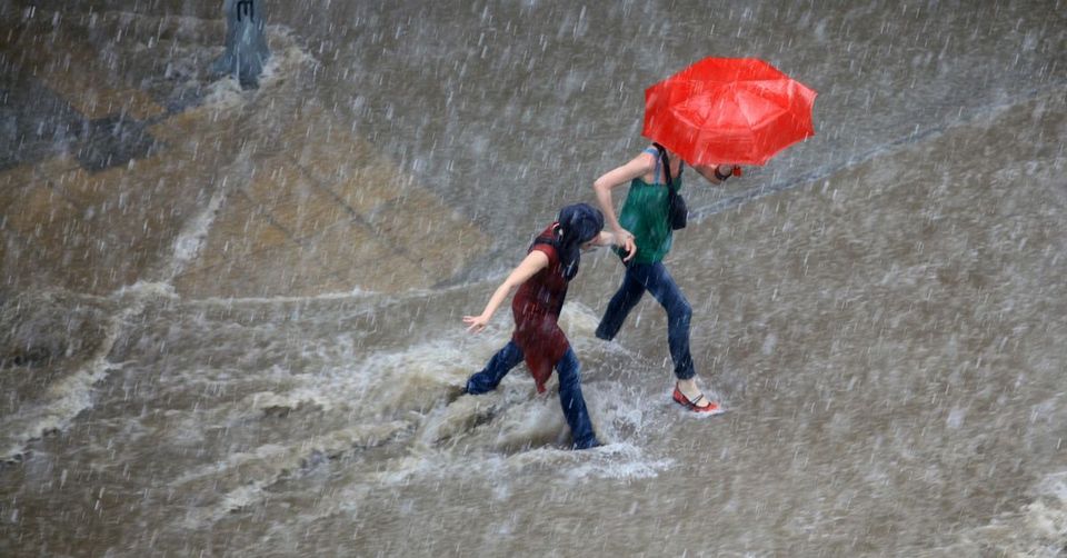фото thetakeaway.org, девушки под дождем
