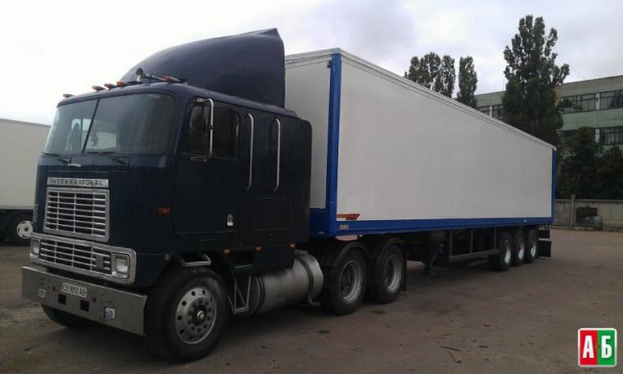 грузовик в сугробе