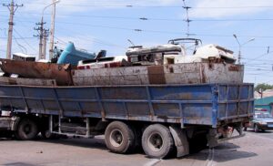 грузовик едет по дороге, фото из открытых источников