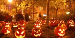 Одержимая Хеллоуином семья потратила 30 тысяч долларов на декор дома