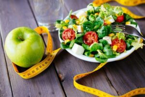 healthy-fitness-green-salad-and-apple-640x427