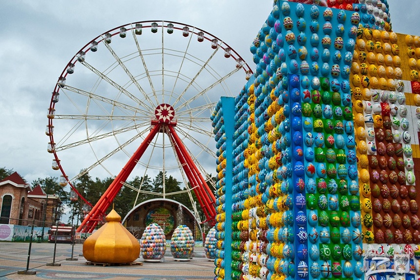 В Харькове построили уникальный храм из писанок. Фото: kh.vgorode.ua