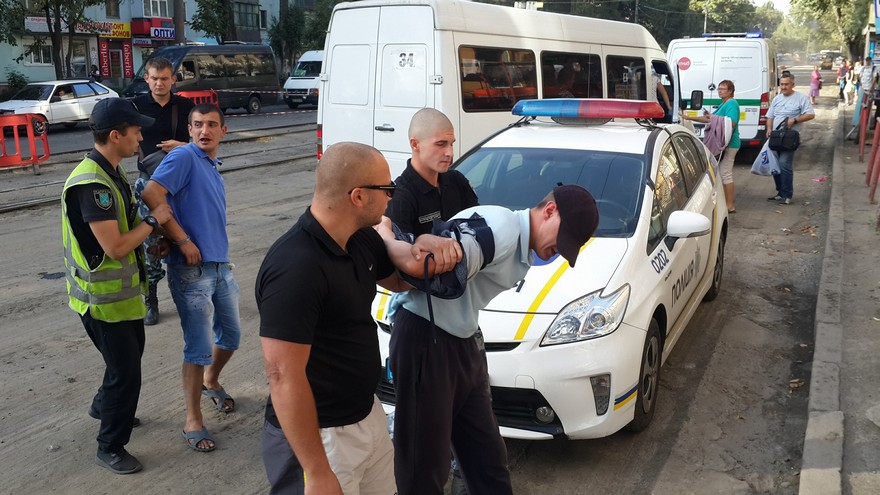 фото Романа Нюнина, задержание хулиганов в Днепре