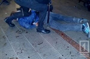 фото http://1tv.kr.ua, пьяные дебоширы искусали охранника
