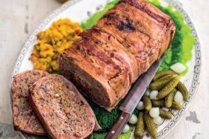 Рулет из фарша с зеленым луком и фетой