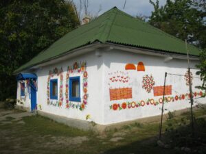 Петриковские дома разрисуют орнаментом. Фото: пресс-служба Днепропетровской ОГА