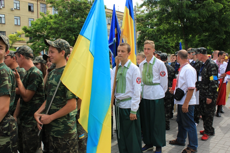 Флаги, вышиванки и барабаны