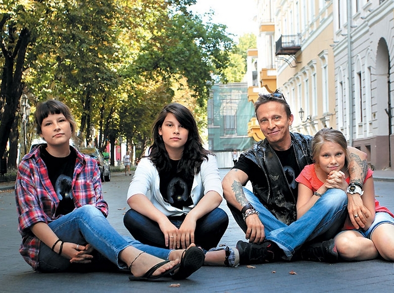 по мнению, Охлобыстина, становиться женами дочкам еще рано.