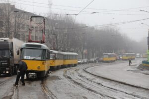 фото https://informator.dp.ua, трамвай наехал на мужчину