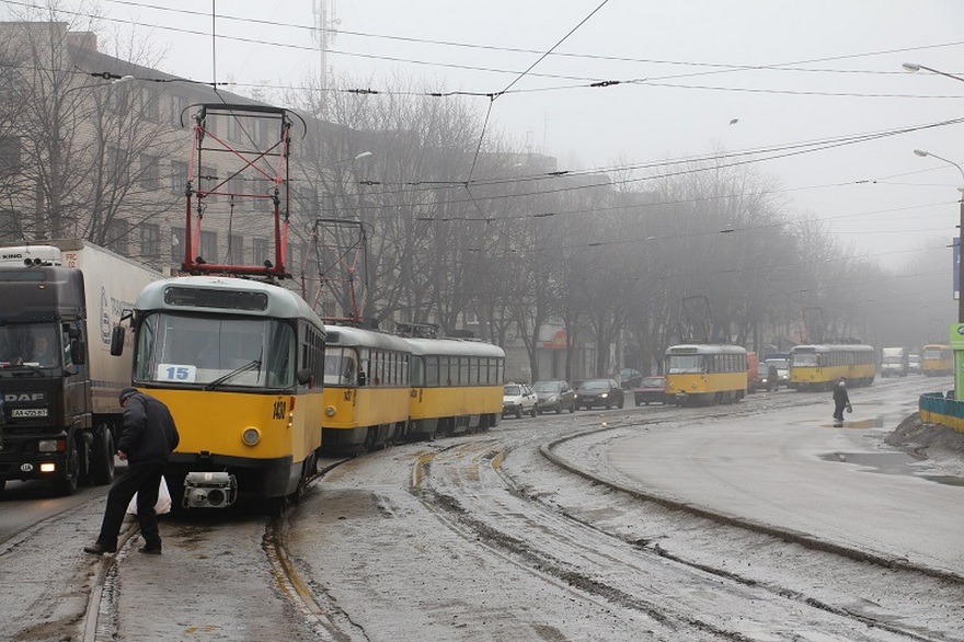 фото https://informator.dp.ua, трамвай наехал на мужчину