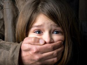 Домогался 11-летнюю родственницу: в Запорожье полиция задержала педофила