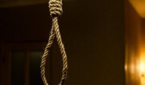 В Днепре в частном секторе несовершеннолетняя повесилась на перекладине