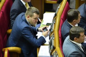 Нардепы на заседании ВР делают селфи в масках собачек