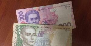 банкноты 200 и 500 гривен