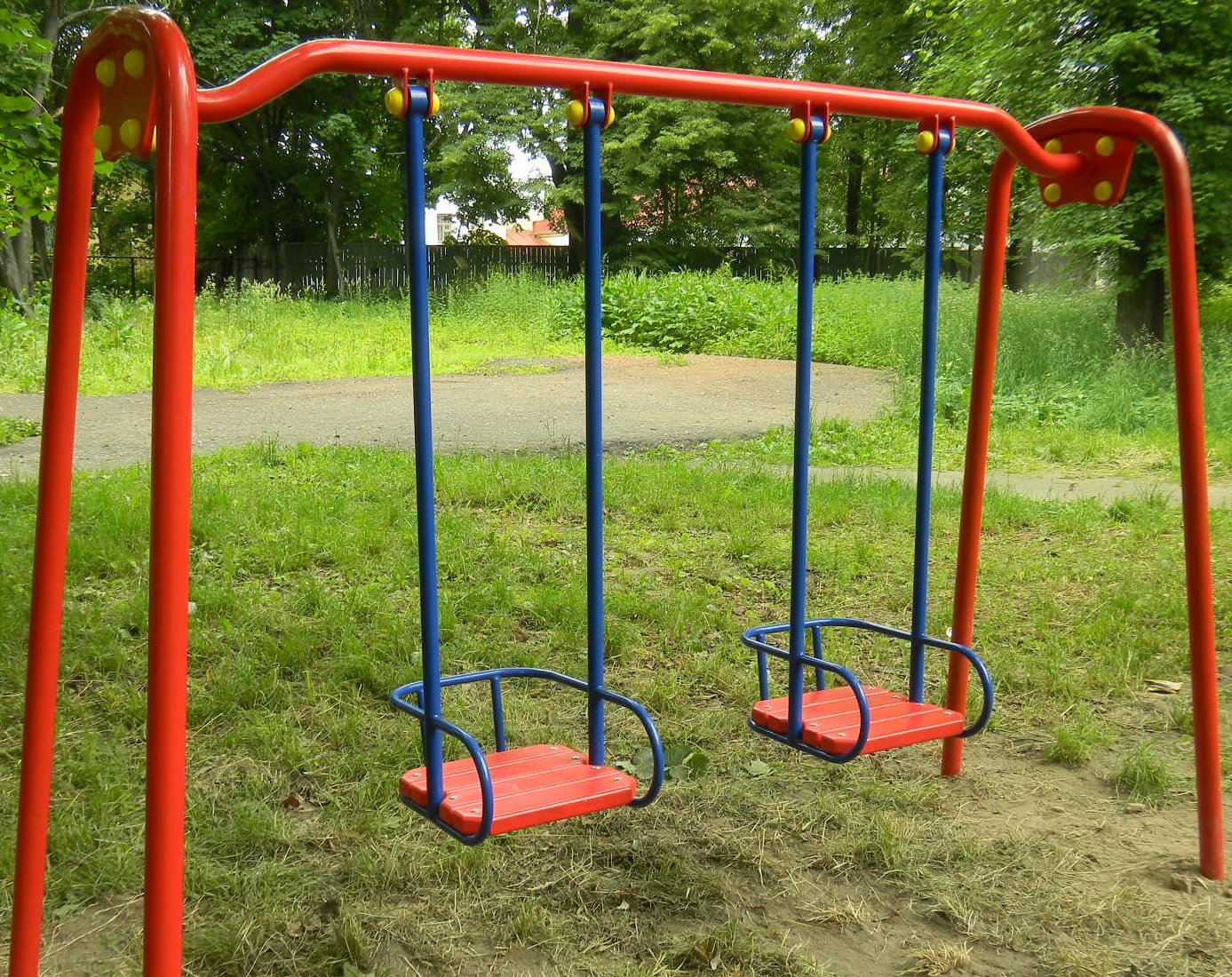 качели, фото из открытых источников